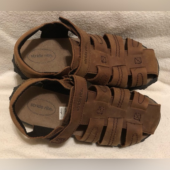 Boy’s extra wide Stride Rite brown sandals. Size 2XW. - Picture 2 of 7